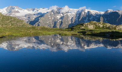 reflet des glaciers de la Meije sur un lac du plateau d'Emparis au refuge des Mouterres dans les Alpes en été	
