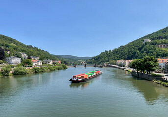 Fototapeta na wymiar Containerschiff auf dem Neckar in Heidelberg, Baden-Württemberg, Deutschland