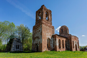 Fototapeta na wymiar ruins of an old church 
