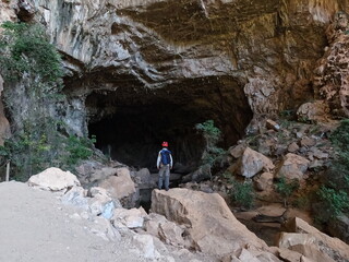 Turista explorando Caverna Terra Ronca, em São Domingos, goiás  maior complexo de cavernas da...