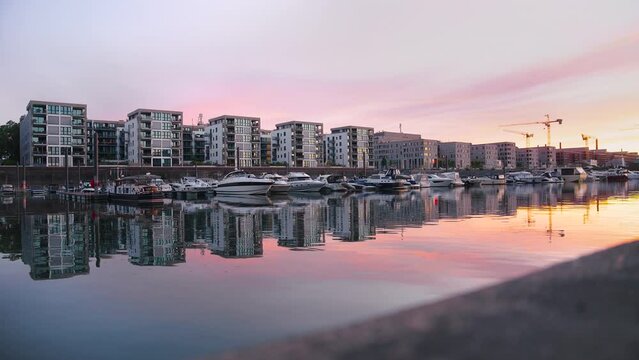 Neubauten am Mainzer Nordhafen. Mainz-Neustadt am Rhein.  Der Zollhafen im Abendlicht.