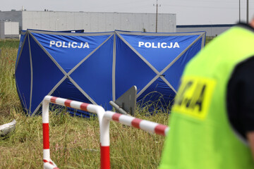 Parawan policyjny. Polska policja drogowa na miejscu wypadku drogowego. - obrazy, fototapety, plakaty