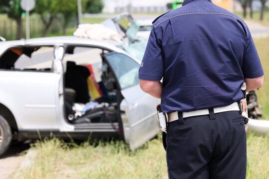 Policjant drog&oacute;wki  na miejscu wypadku drogowego.