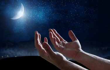 Obraz na płótnie Canvas Muslim human hands praying on moon and night sky