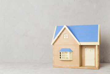 Obraz na płótnie Canvas Model of house on concrete table