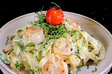 Tagliatelle with zucchini and shrimps - 619607400