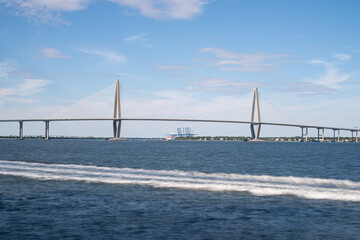 Obraz premium The Arthur Ravenel Jr Bridge in Charleston on a clear summer day.