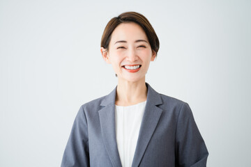 笑顔の若い女性　ビジネスイメージ	
