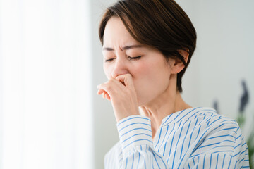 鼻炎で苦しむ若い女性　花粉症イメージ