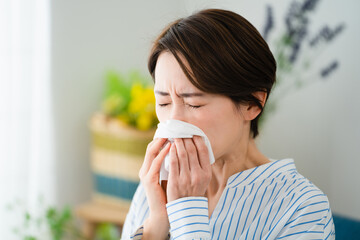 鼻炎で苦しむ若い女性　花粉症イメージ