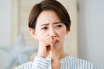 Fototapeta na wymiar 鼻炎で苦しむ若い女性　花粉症イメージ