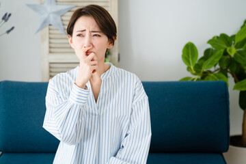 鼻炎で苦しむ若い女性　花粉症イメージ