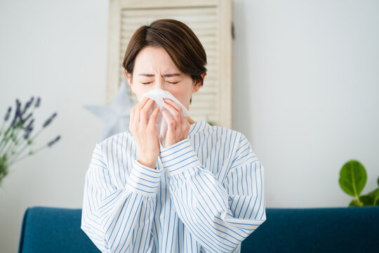 鼻炎で苦しむ若い女性　花粉症イメージ