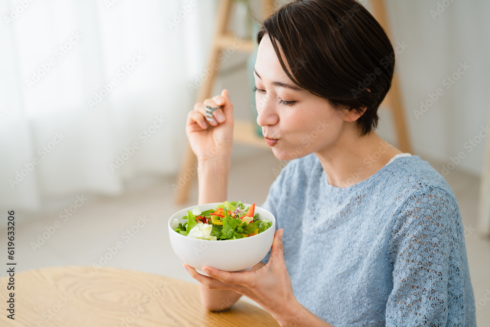 Wall mural サラダを食べる若い女性　飲食イメージ