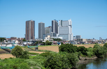 Fototapeta premium 多摩川沿いの高層ビルの風景