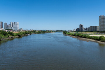 多摩川沿いの高層ビルの風景