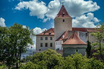 Obraz premium St. George gate and circular defensive tower in Prague castle with blue cloudy sky