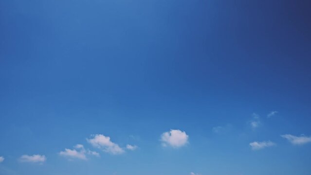 初夏の青空と白い雲のタイムラプス　4K UHD