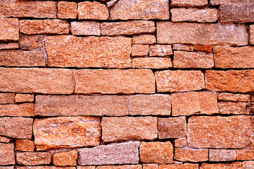 茶色いでこぼこの石垣