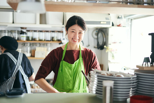 カフェで働く日本人女性