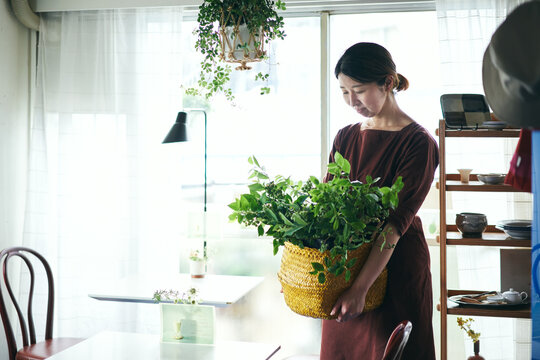 ブルーベリーの花籠を抱える女性