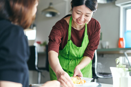 料理を提供するカフェの店員