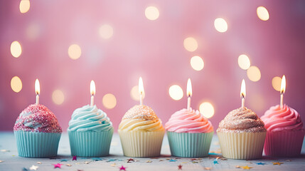 Banner - Reihe köstlicher bunter Cupcakes mit Geburtstagskerzen vor pastellfarbenem rosa Bokeh Hintergrund, Generative AI