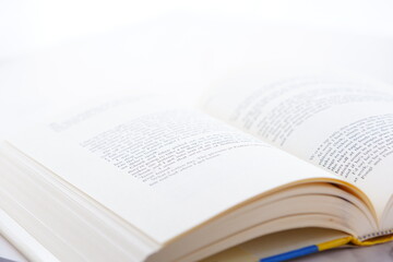 Obraz premium ページが開かれた本（洋書）