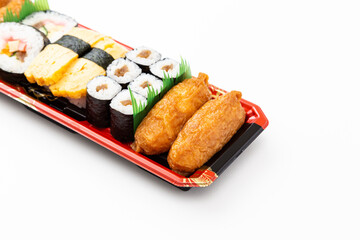 白背景の助六寿司