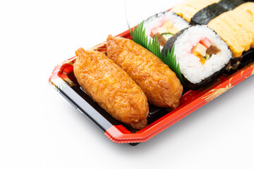 白背景の助六寿司