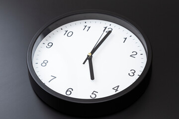 黒背景の掛け時計