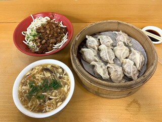 蒸し餃子と台湾蕎麦