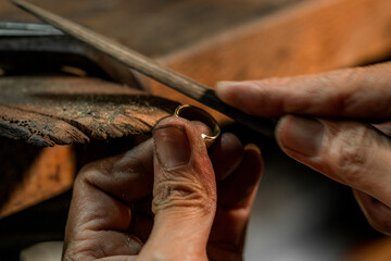 Obraz premium wedding Goldring process handcraft work 