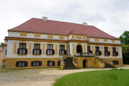 Schloss Caputh, Barock-Schloss der  Stiftung Preu&szlig;ische Schl&ouml;sser und G&auml;rten Berlin-Brandenburg in Caputh am 02.07.2023