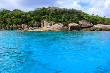 Obraz premium The image of the sea and white sand beach in Phuket is beautiful on a clear day and is a tourist destination of Thailand.