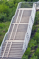 Obraz premium An empty staircase of an aboveground pedestrian crossing on a summer day