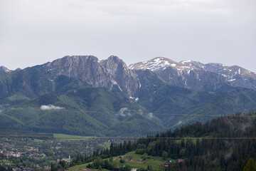 Fototapeta na wymiar Panorama of the mountain range from Gubalowka mountain. Snow-capped mountains.