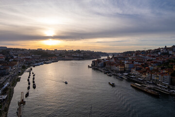 	
Impresionante puesta de sol sobre el río Duero en Oporto, Portugal. Los cálidos rayos dorados...