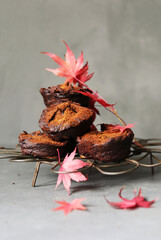 kleine vegane Brownies mit Kakaopuder und Goldglitzer zum Herbst - 619721025