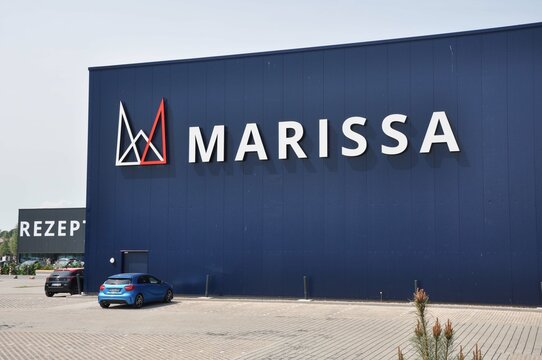 Marissa Ferienpark: Die Rezeption, das blaue Geb&auml;ude und Parkplatz, von au&szlig;en mit dem Logo und dem Namen in Lembruch.