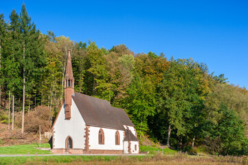 Landschaft mit Sankt Anna Kapelle bei Niederschlettenbach. Region Pfalz im Bundesland...