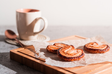 Desayuno con palmeras de hojaldre recién hechas