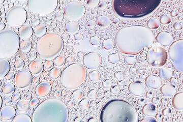 Arrière plan abstrait bulles - Huile dans de l'eau sur un fond flou multicolore