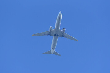 Passagierflugzeug von unten im Flug