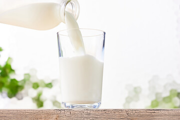 牛乳をガラスコップに注ぐ、健康的で爽やかな光