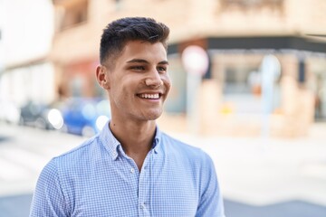 Obraz premium Young hispanic man smiling confident looking to the side at street