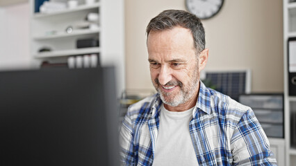 Obraz premium Middle age man business worker using computer working at office