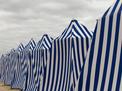 Tentes de plage. Concept de vacances. Royan, Nouvelle-Aquitaine, France 