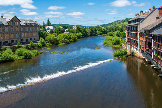 Le Lot dans le village d'Espalion en Aveyron, France