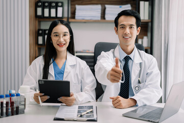 Obraz premium Successful medical team thumbs up to show success and motivation.